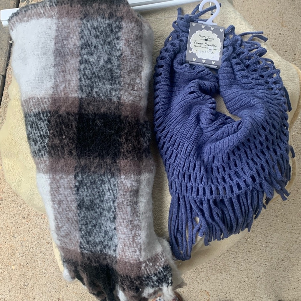 2 scarfs